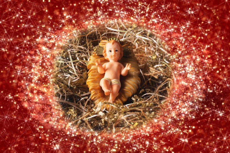 Bebê Jesus na manjedoura com fundo vermelho brilhante natalino