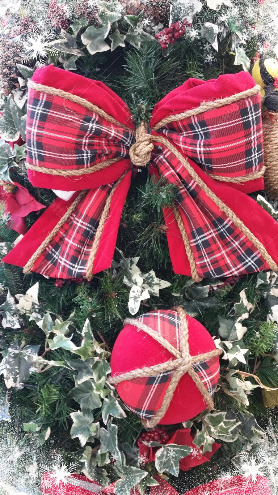 Laço de Natal xadrez vermelho em guirlanda de pinho com neve festiva