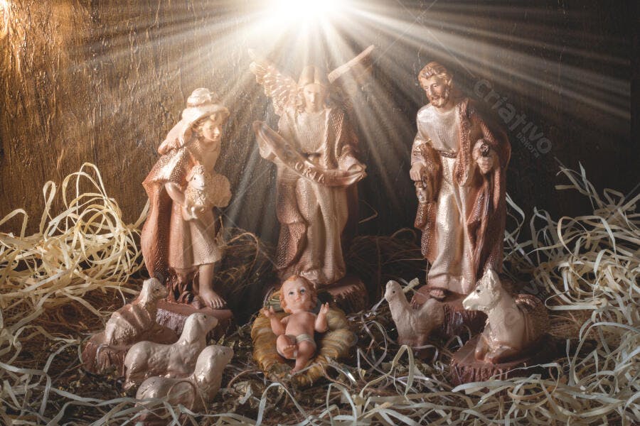 Presépio de Natal figuras douradas com bebê Jesus em manjedoura e anjo