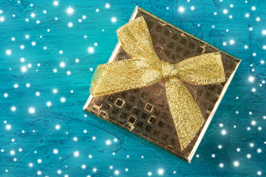 Caixa de presente dourada com laço brilhante em fundo azul estrelado festivo