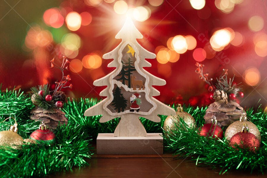 Árvore de Natal de madeira com Papai Noel e veado luz brilhante em fundo bokeh festivo vermelho e verde