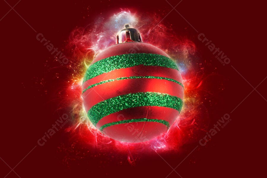 Bola de Natal vermelha com listras verdes brilhantes e brilho festivo
