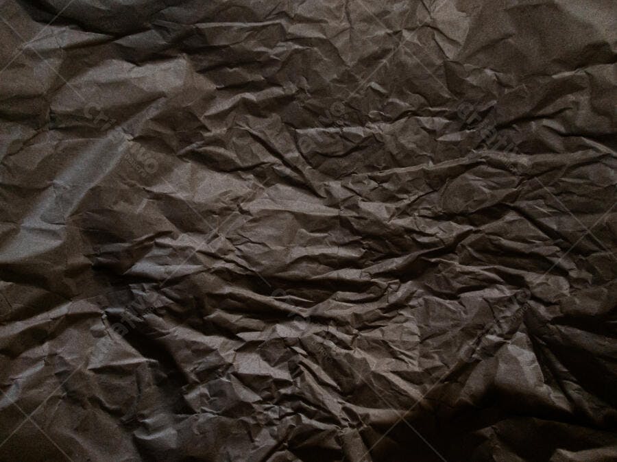 Textura papel amassado marrom escuro para fundo dramático
