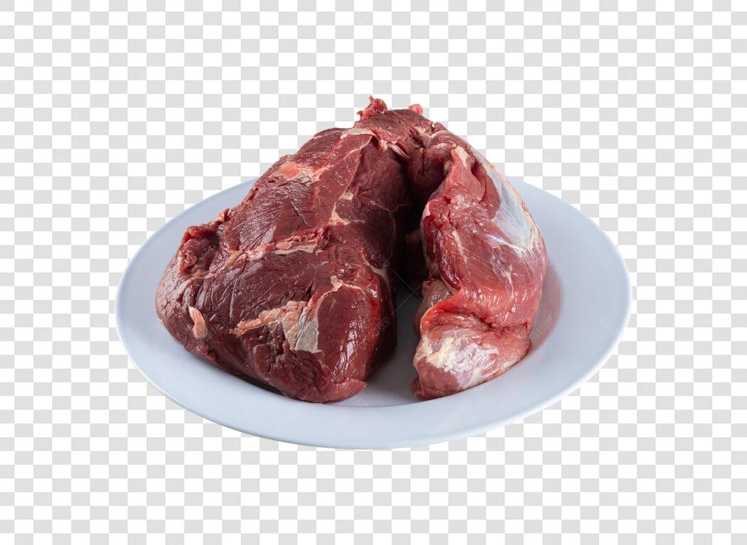 Recorte de Carne Crua em Prato Branco PNG com fundo transparente