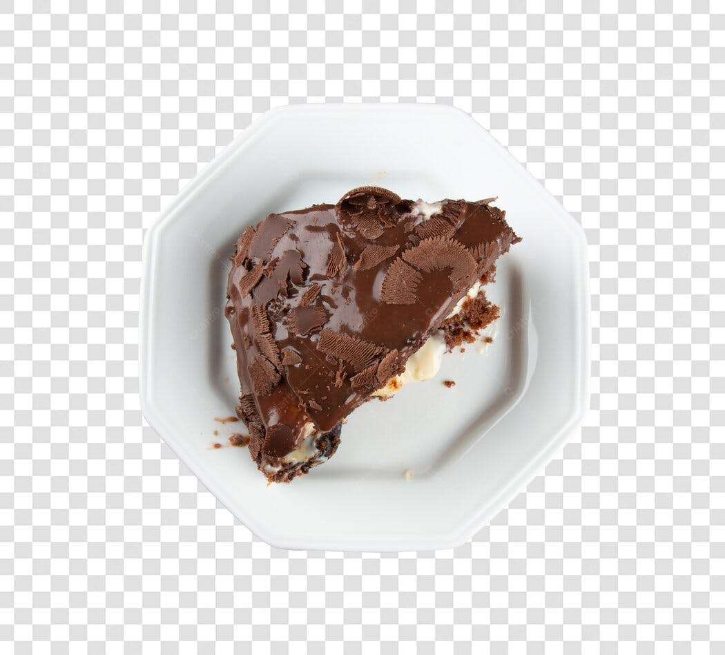 Fatia de Bolo de Chocolate com Raspas em Prato Branco PNG com fundo transparente