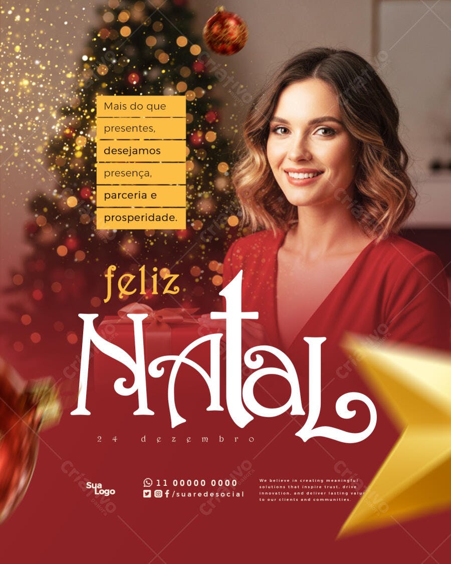 Flyer para Feliz Natal com Mulher Sorridente e Árvore PSD Editável