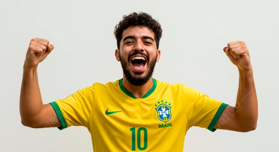 Homem moreno vibrando com camisa amarela do Brasil número 10