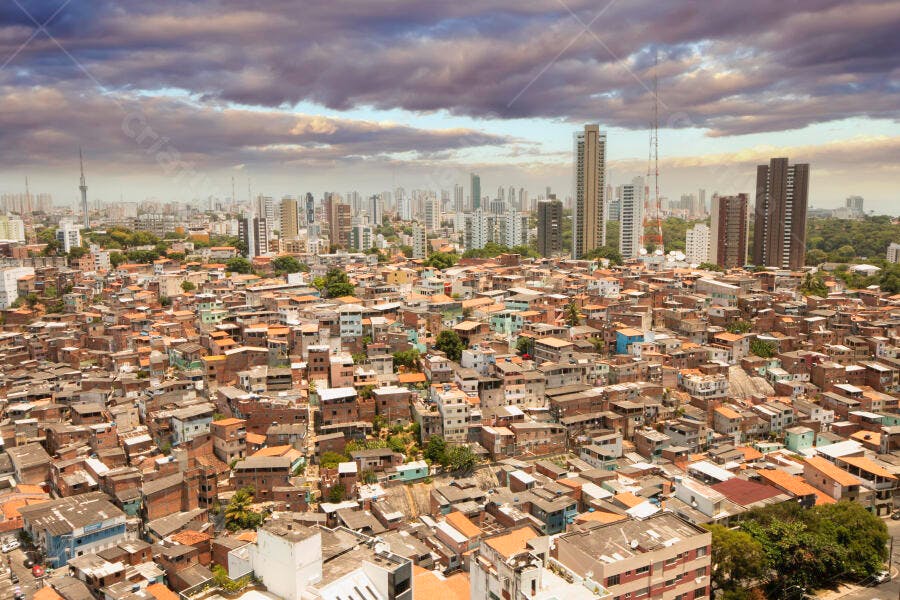 Panorama urbano favela e prédios modernos no horizonte com céu nublado