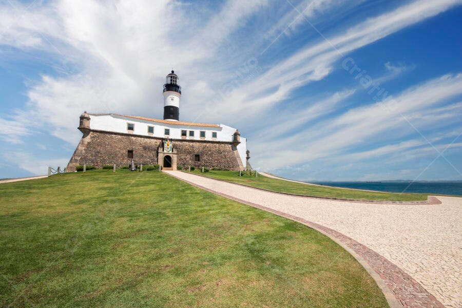 Farol da Barra em Salvador Bahia com fortificação histórica e céu azul
