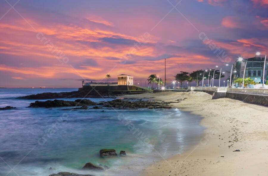 Praia de Salvador com forte histórico ao pôr do sol colorido