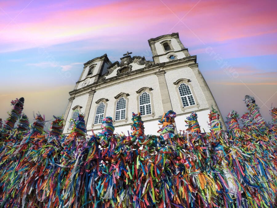 Igreja do Bonfim com fitas coloridas no pôr do sol em Salvador Bahia