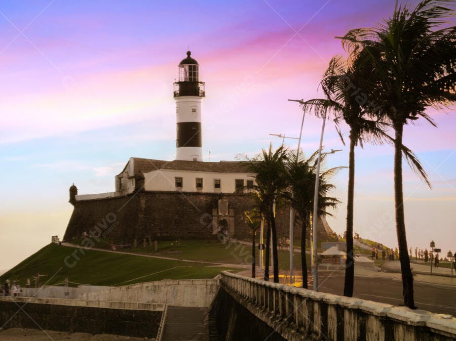 Farol da Barra Salvador Bahia pôr do sol colorido palmeiras e ponte histórica