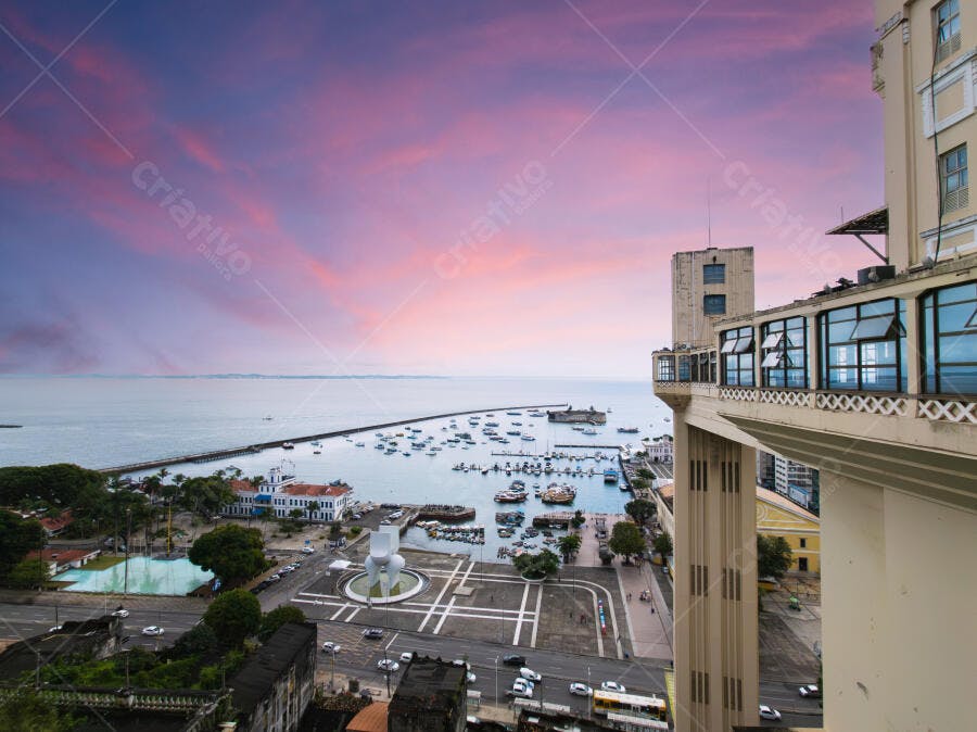 Elevador Lacerda Salvador Bahia pôr do sol rosa roxo vista panorâmica da baía urbana