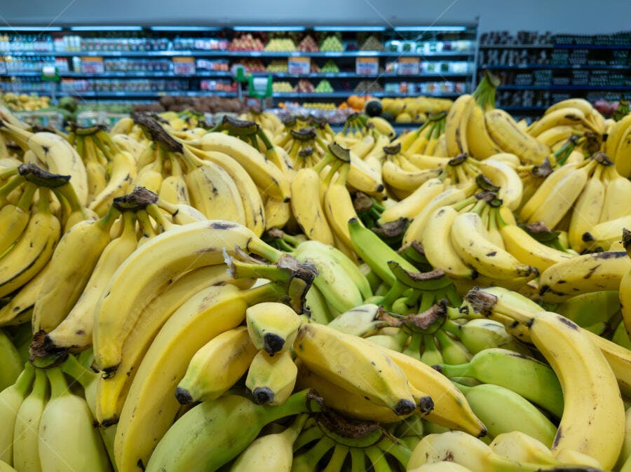 Bananas amarelas e verdes frescas em supermercado