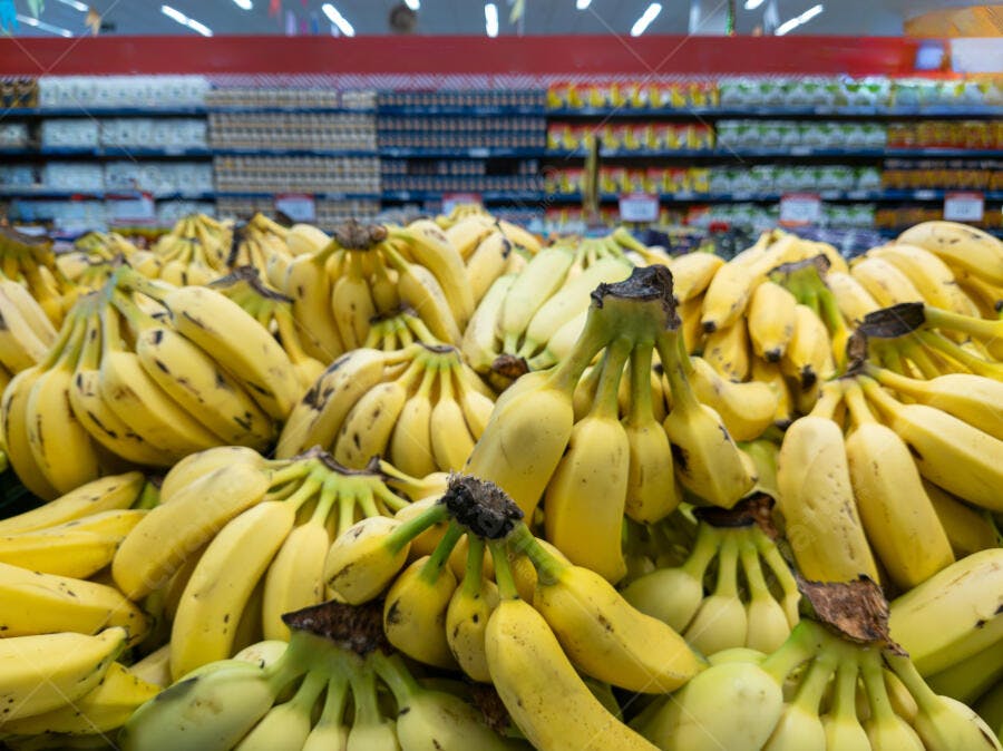 Bananas amarelas frescas em abundância no supermercado