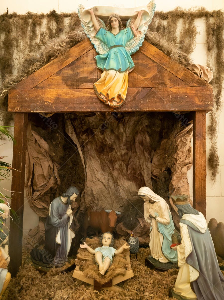 Presépio de Natal tradicional com anjo Maria José e Menino Jesus no estábulo