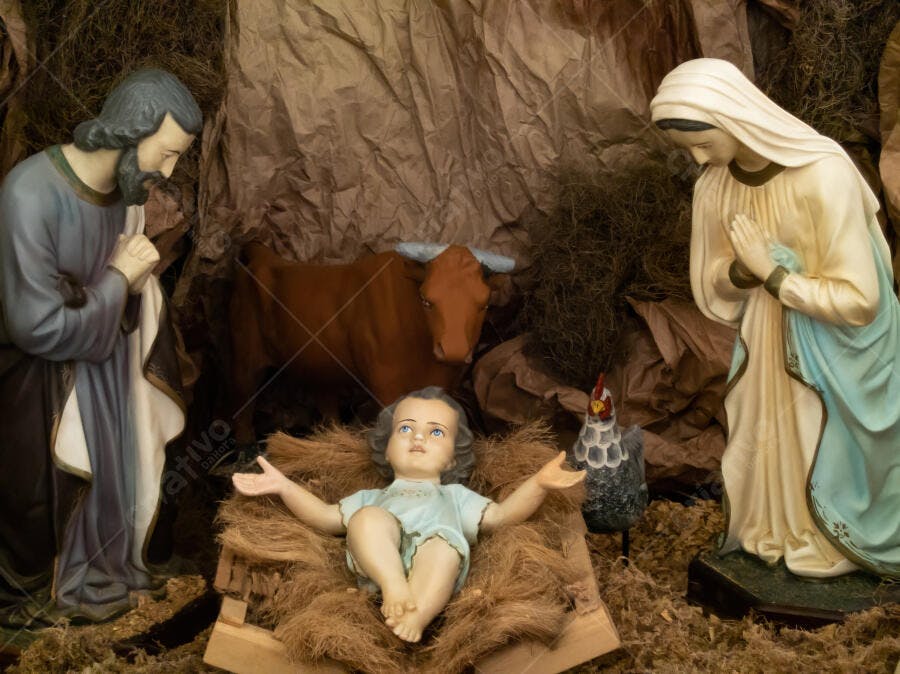 Presépio de Natal tradicional com estátuas de Maria José Menino Jesus boi e galinha em tons terrosos