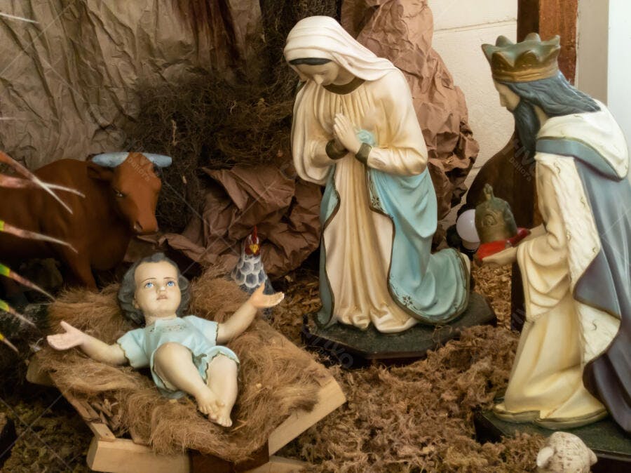 Presépio de Natal com Maria Menino Jesus e Rei Mago em vestes claras