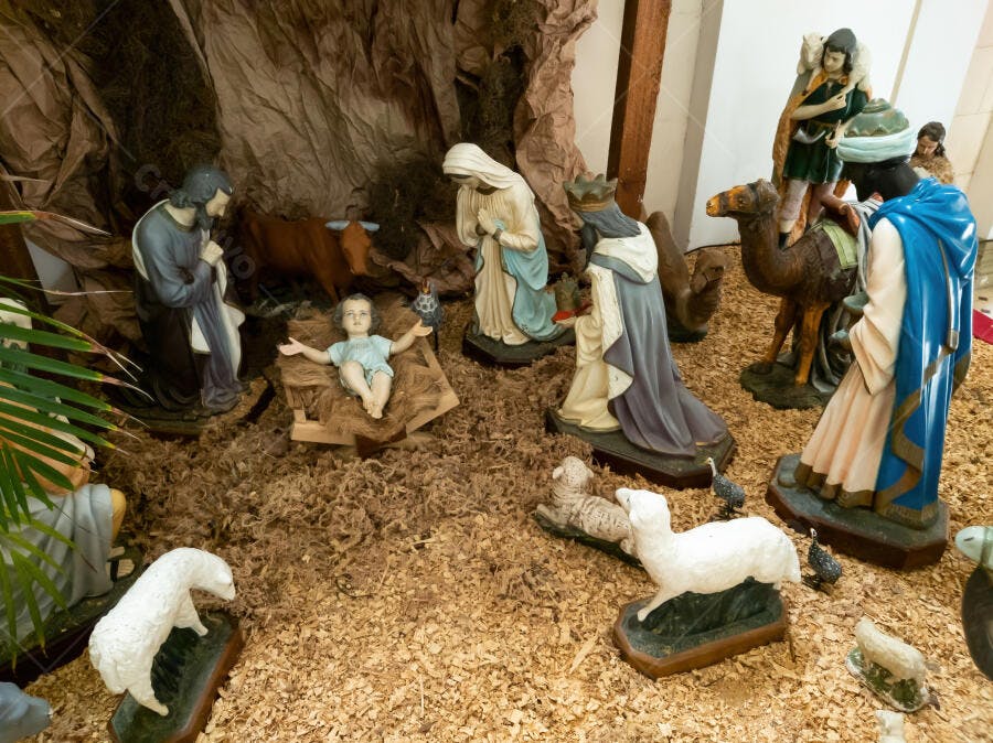 Presépio natalino com José Maria Menino Jesus Reis Magos pastores e animais da manjedoura