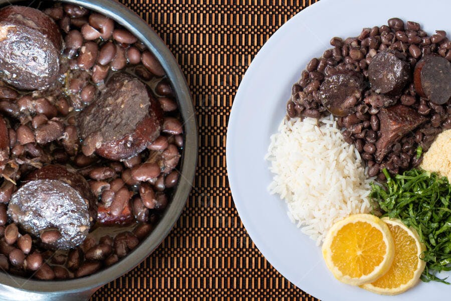 Feijoada tradicional brasileira com arroz couve farofa e laranja