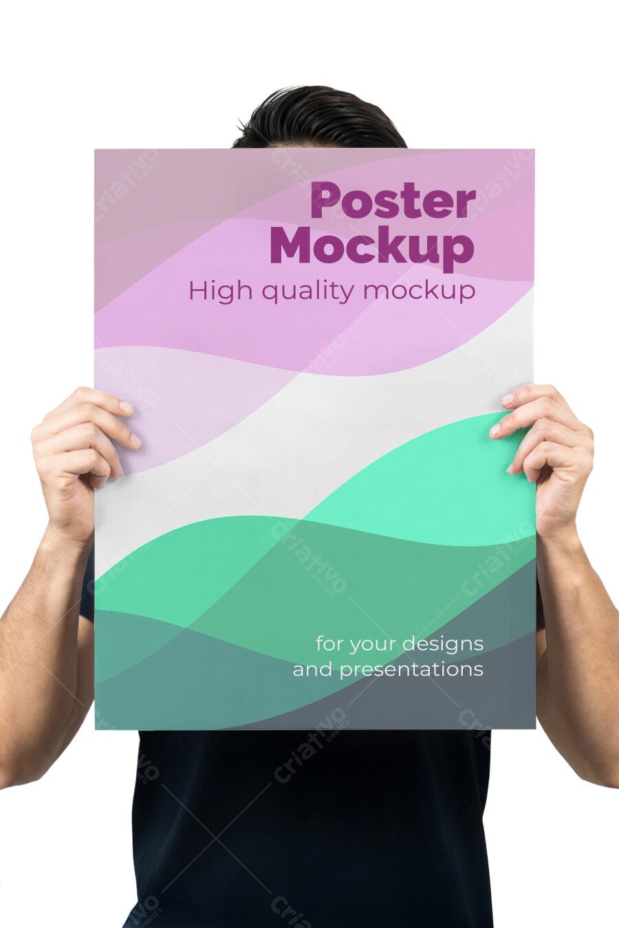 Mockup Cartaz Vertical Modelo Masculino Segurando com Design Roxo e Verde Abstrato