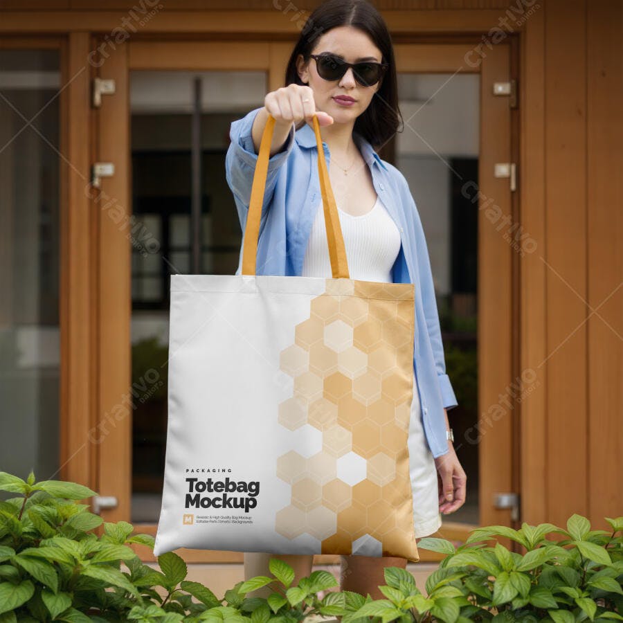 Mockup Realista de Totebag Branco Amarelo para Branding com Mulher Jovem Casual