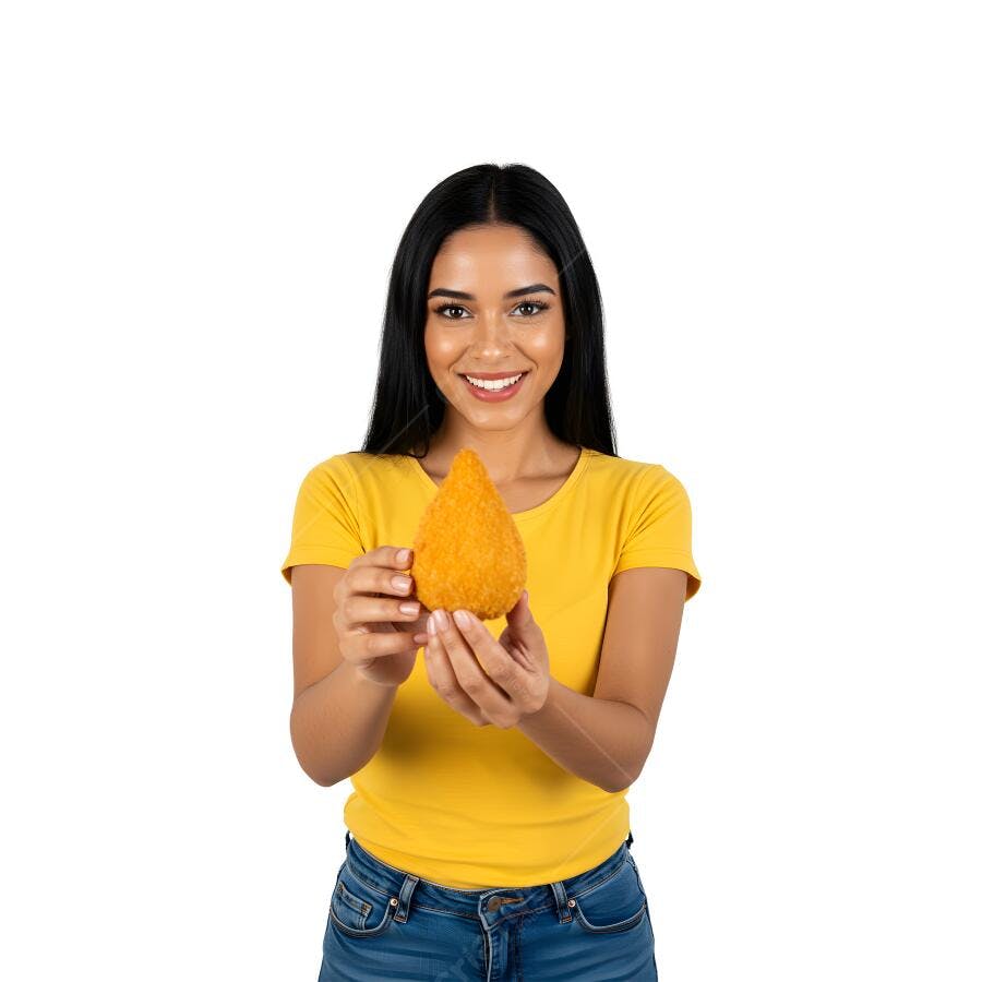 Imagem para promoção de coxinha mulher sorrindo oferecendo salgado PNG com fundo transparente