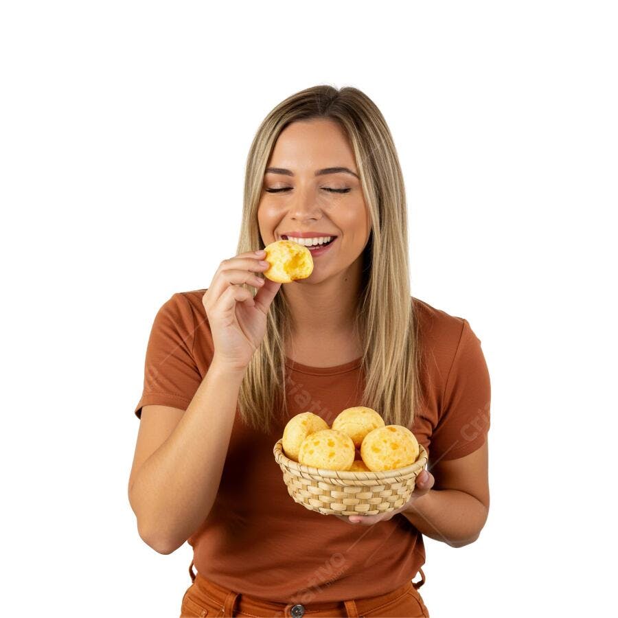 Foto mulher loira feliz comendo pão de queijo brasileiro cesto PNG com fundo transparente