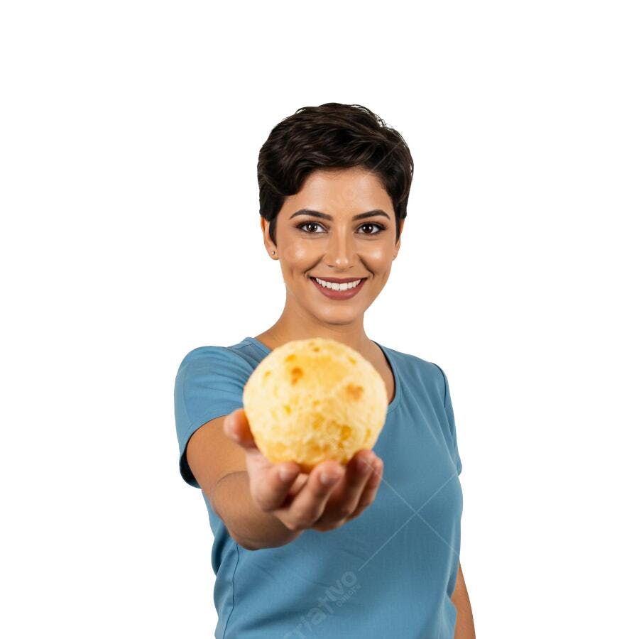 Imagem Mulher Sorrindo Oferecendo Pão de Queijo Azul PNG com fundo transparente