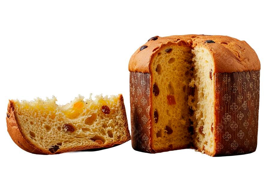 Panetone natalino com frutas cristalizadas e uvas passas em fundo branco