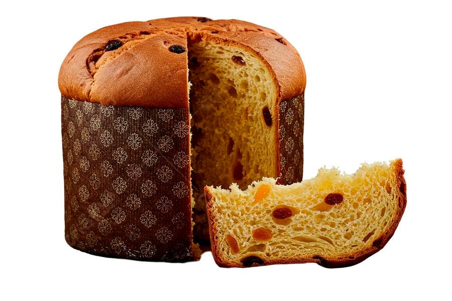 Panetone fatiado com frutas cristalizadas e uvas passas em fundo branco