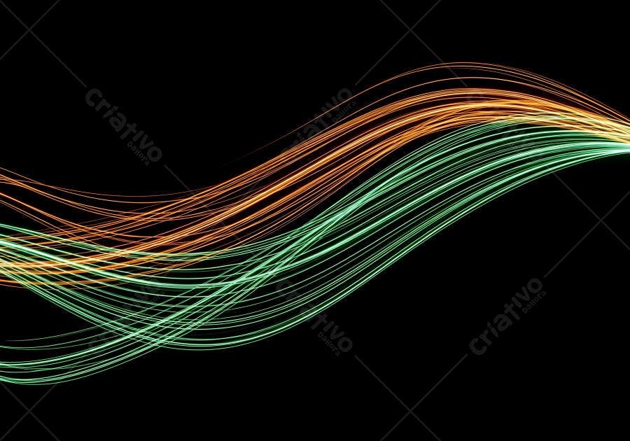 Linhas de luz onduladas laranja e verde em fundo preto abstrato