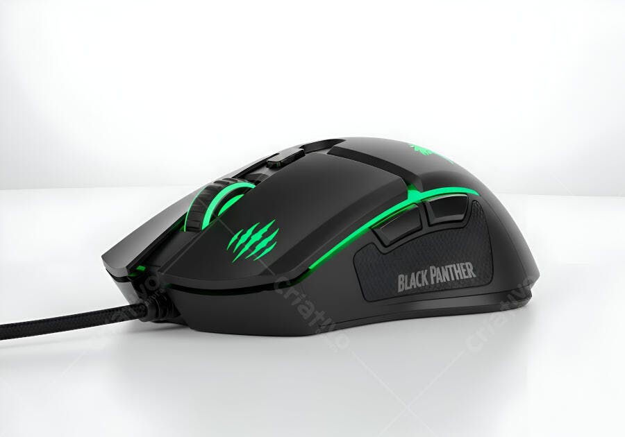 Mouse gamer preto com iluminação LED verde em estúdio