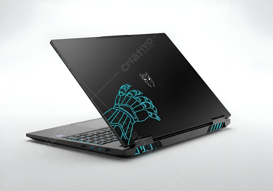 Laptop gamer preto com luva robótica azul e Pantera Negra