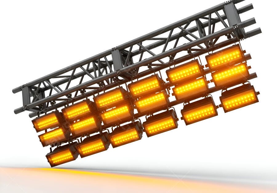 Equipamento de iluminação LED laranja em treliça de palco sobre fundo branco