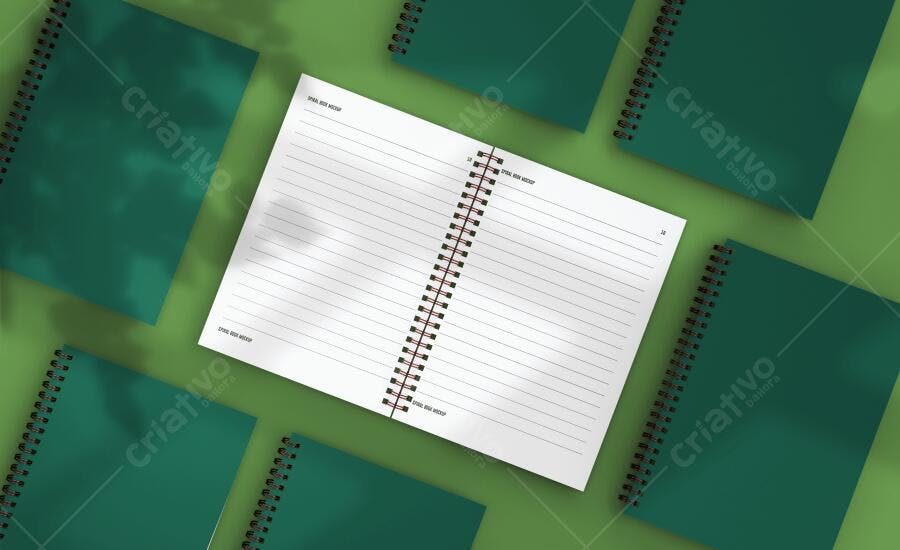 Mockup Realista de Caderno Espiral Verde Aberto com Páginas Pautadas e Outros Fechados