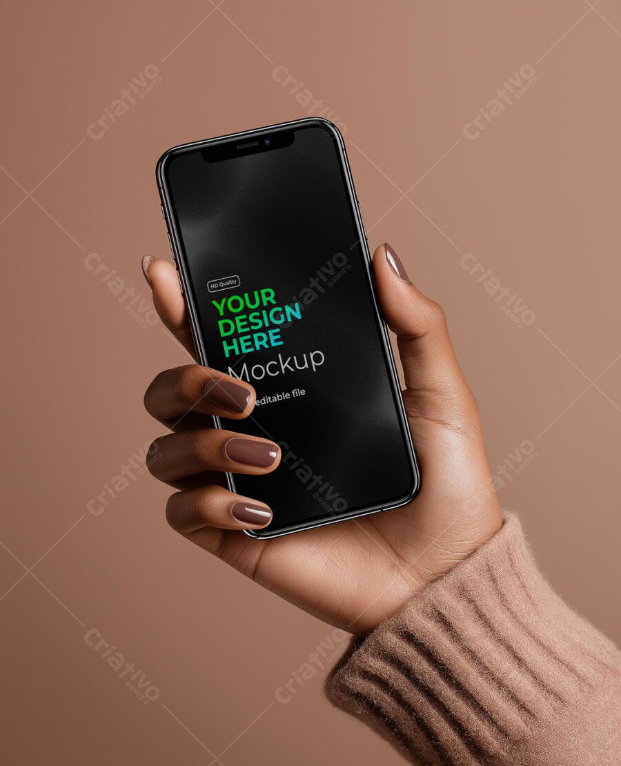 Mockup Smartphone Preto Mão Feminina Parda Unhas Neutras Suéter Bege Minimalista