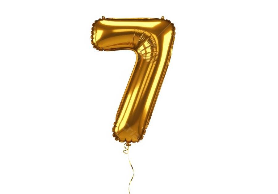 Número 7 balão dourado brilhante isolado em fundo branco para celebração