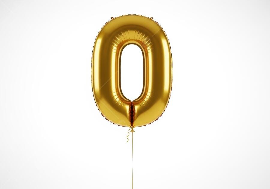 Balão dourado número zero flutuando em fundo branco minimalista