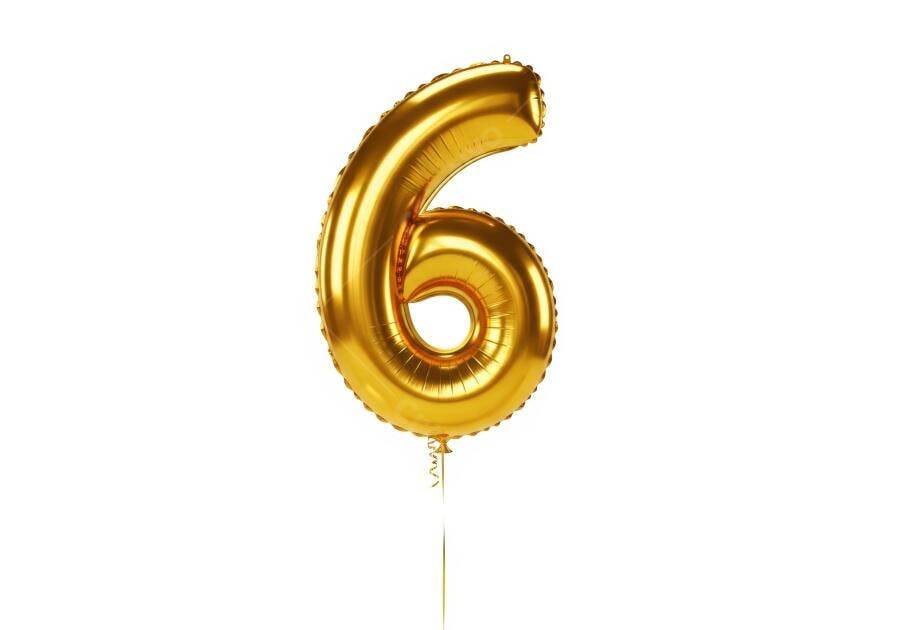 Balão número 6 dourado em fundo branco para aniversário ou celebração de marcos