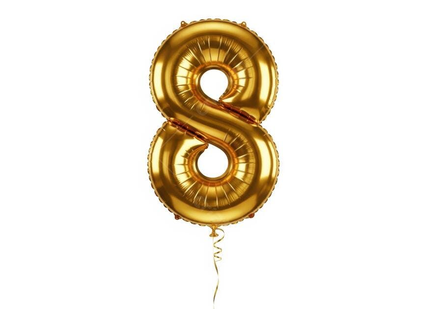 Balão dourado número 8 flutuando celebração aniversário