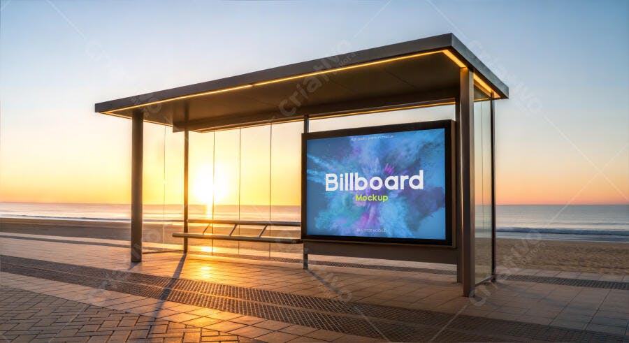 Mockup de Outdoor Digital em Ponto de Ônibus Praia com Nascer do Sol Dourado