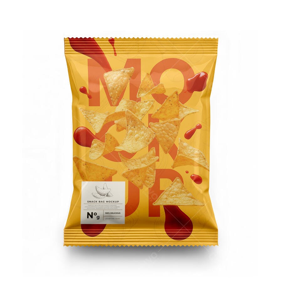 Mockup Embalagem de Salgadinho Amarela com Nachos e Molho Vermelho Realista