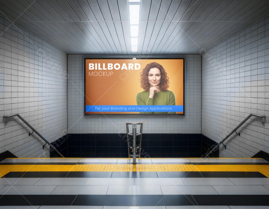 Mockup Painel Publicitário Metrô Urbano com Mulher Sorridente Realista