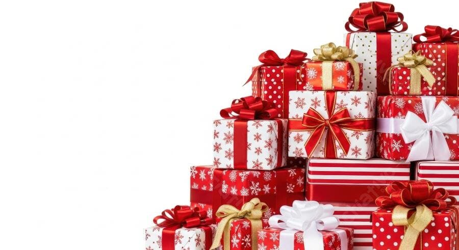 Pilha de presentes vermelhos e brancos com laços de Natal em fundo branco