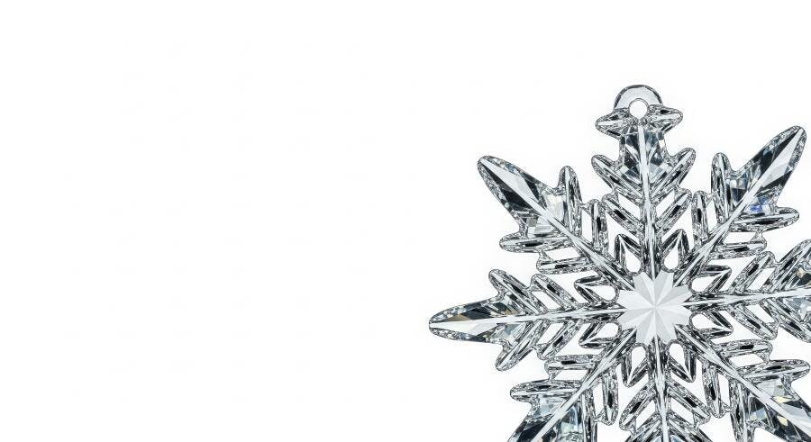 Floco de neve cristalino brilhante em fundo branco para Natal