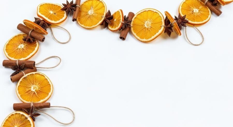 Decoração natural laranja seca canela e anis estrelado em fundo branco
