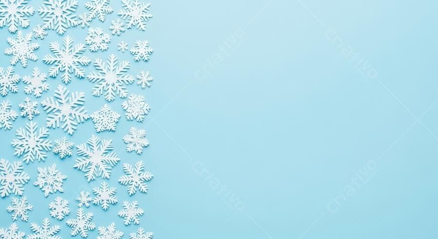 Flocos de neve brancos sobre fundo azul claro para o inverno