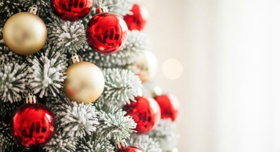 Árvore de Natal decorada com bolas vermelhas e douradas galhos nevados