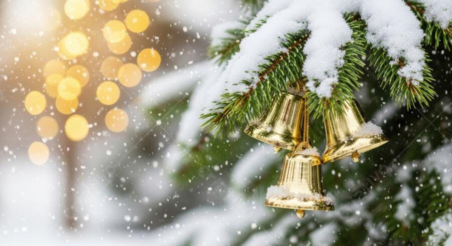Sinos dourados de Natal em galho de pinheiro nevado com luzes bokeh cintilantes